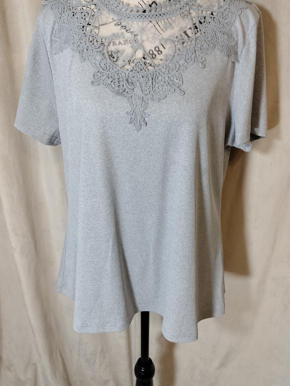 Women's Light Gray Top w/Lace Neckline Detail. Size XXL